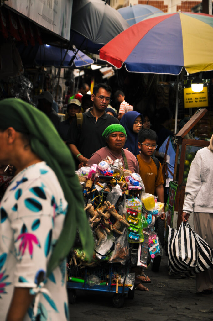 Marché, personne âgée yogyakarta, java, indonésie, backpacking